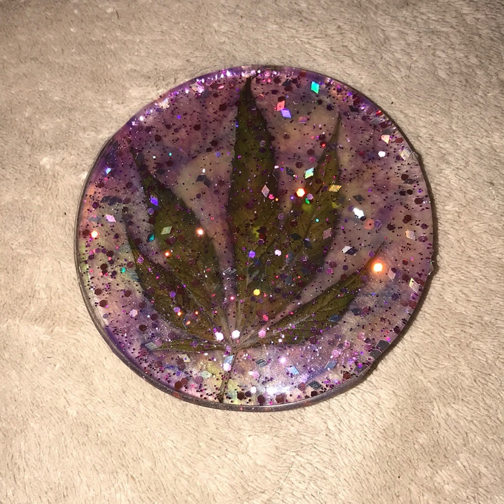 Epoxy resin coaster purple green with glow paint ✨ and my favorite leaf
